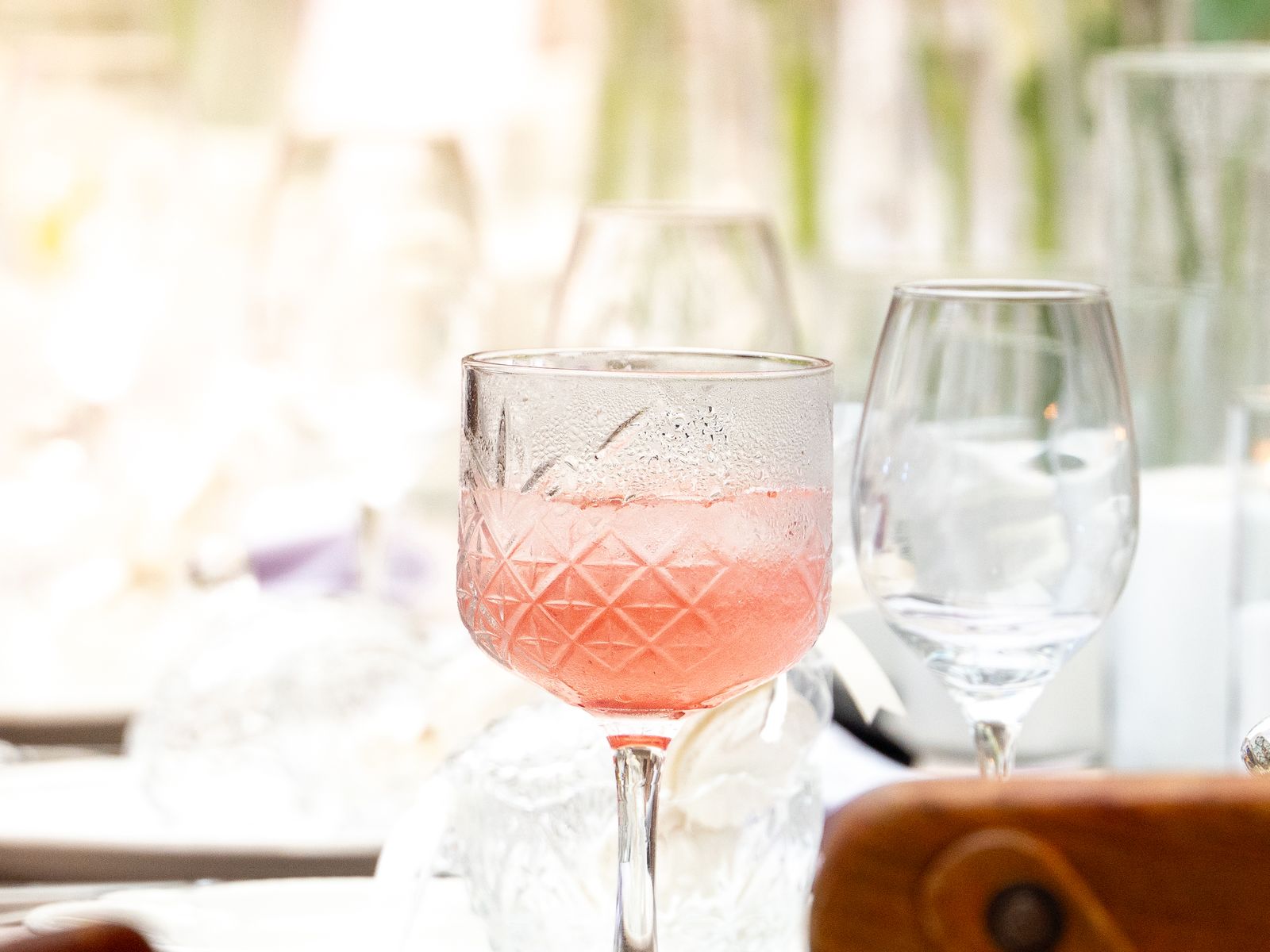 Gin de Frutos Rojos en una mesa de banquete