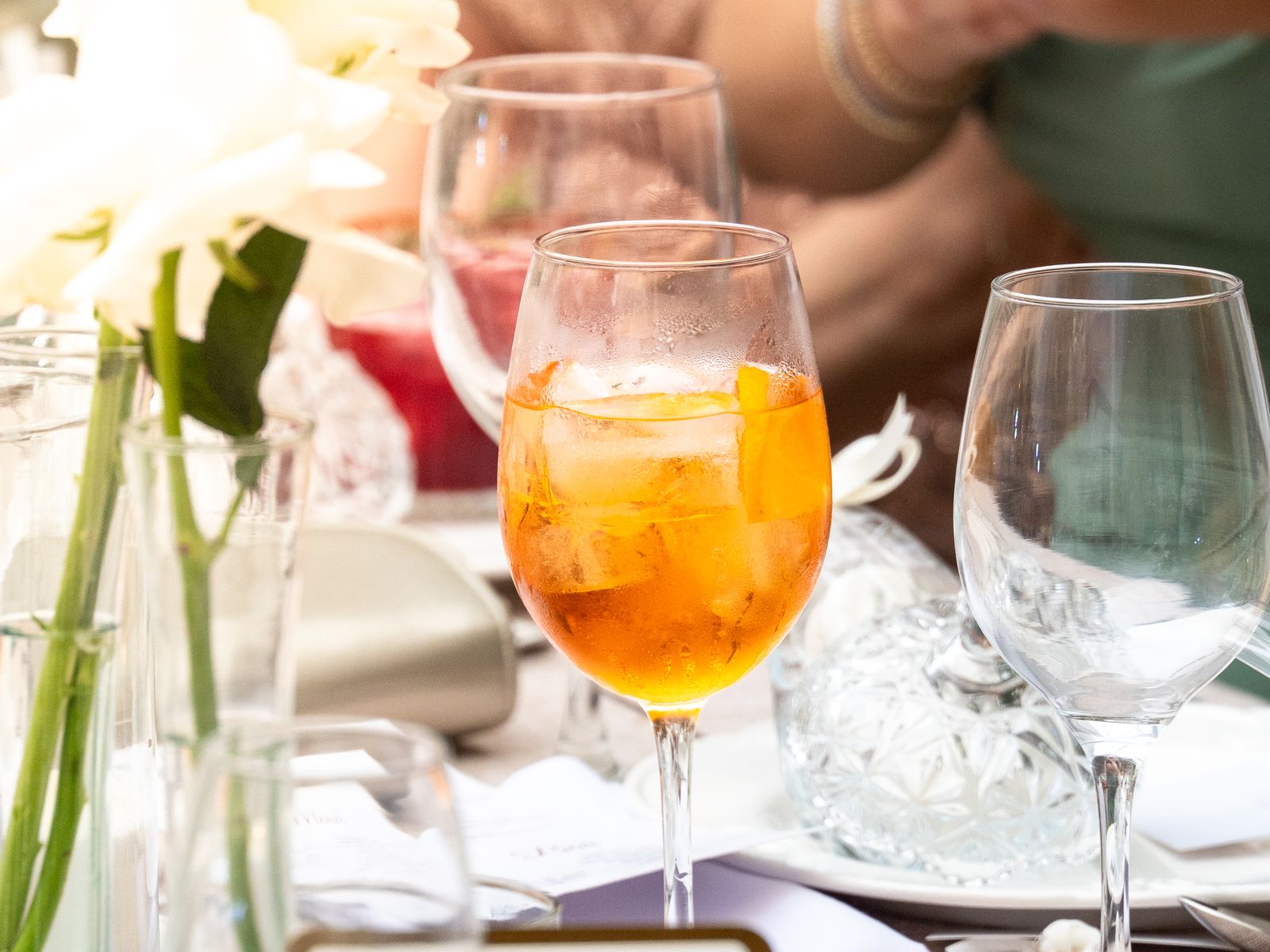 Aperol Spritz en una mesa de celebración con flores