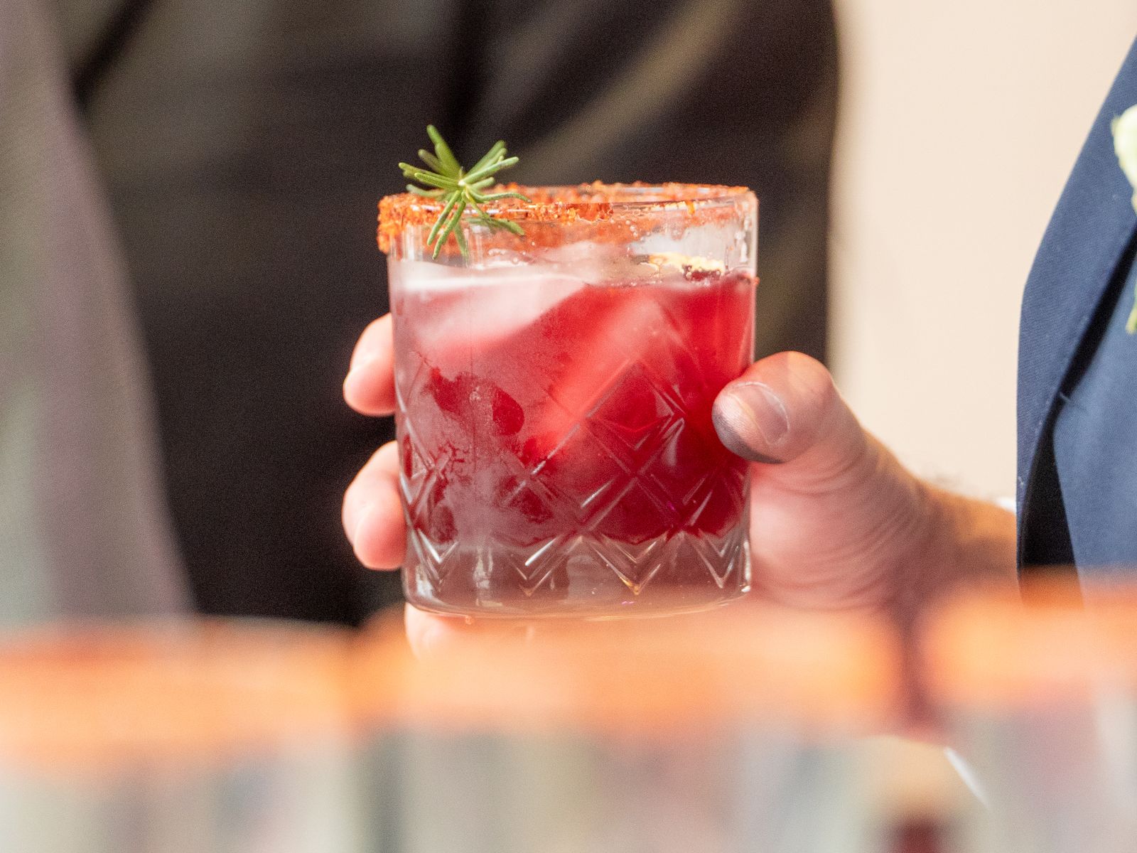 Invitado de saco con una Mezcalina de Jamaica